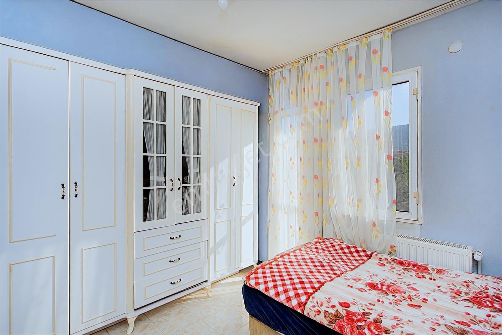 Yenifoça Merkezi Konumda Satılık 3+1 Tripleks Villa - Görsel 8