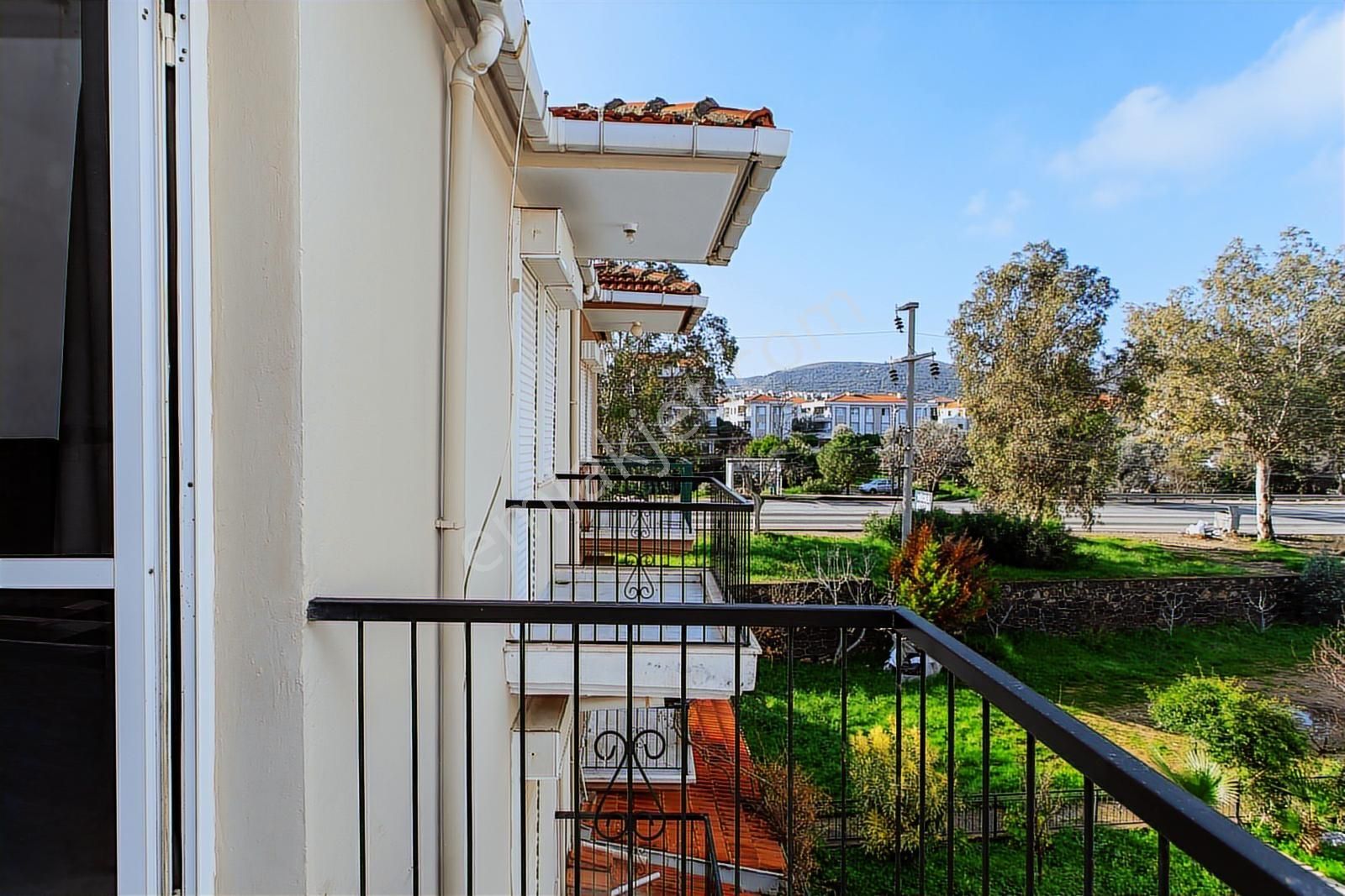 Yenifoça Merkezi Konumda Satılık 3+1 Tripleks Villa - Görsel 30