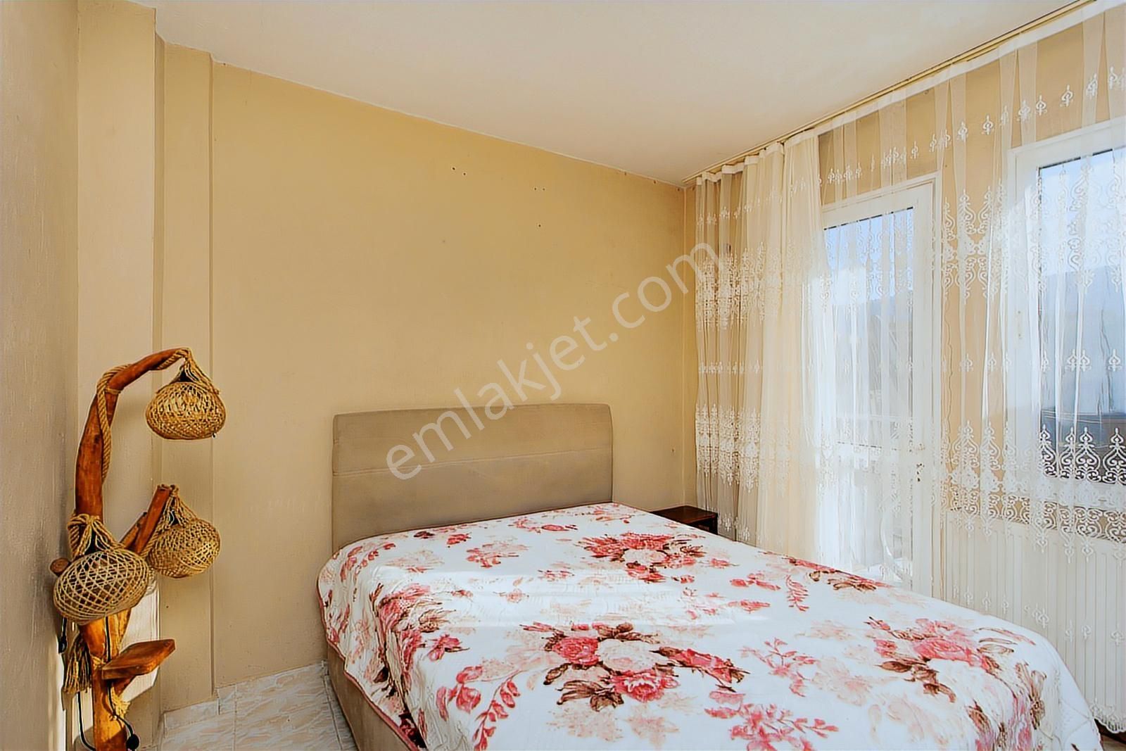 Yenifoça Merkezi Konumda Satılık 3+1 Tripleks Villa - Görsel 9