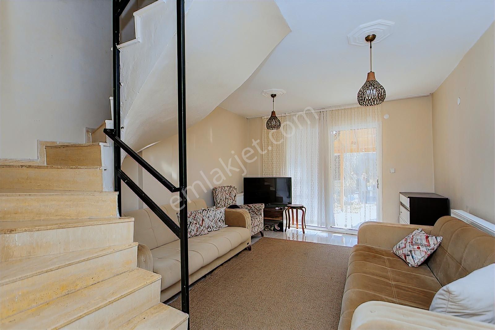 Yenifoça Merkezi Konumda Satılık 3+1 Tripleks Villa - Görsel 6