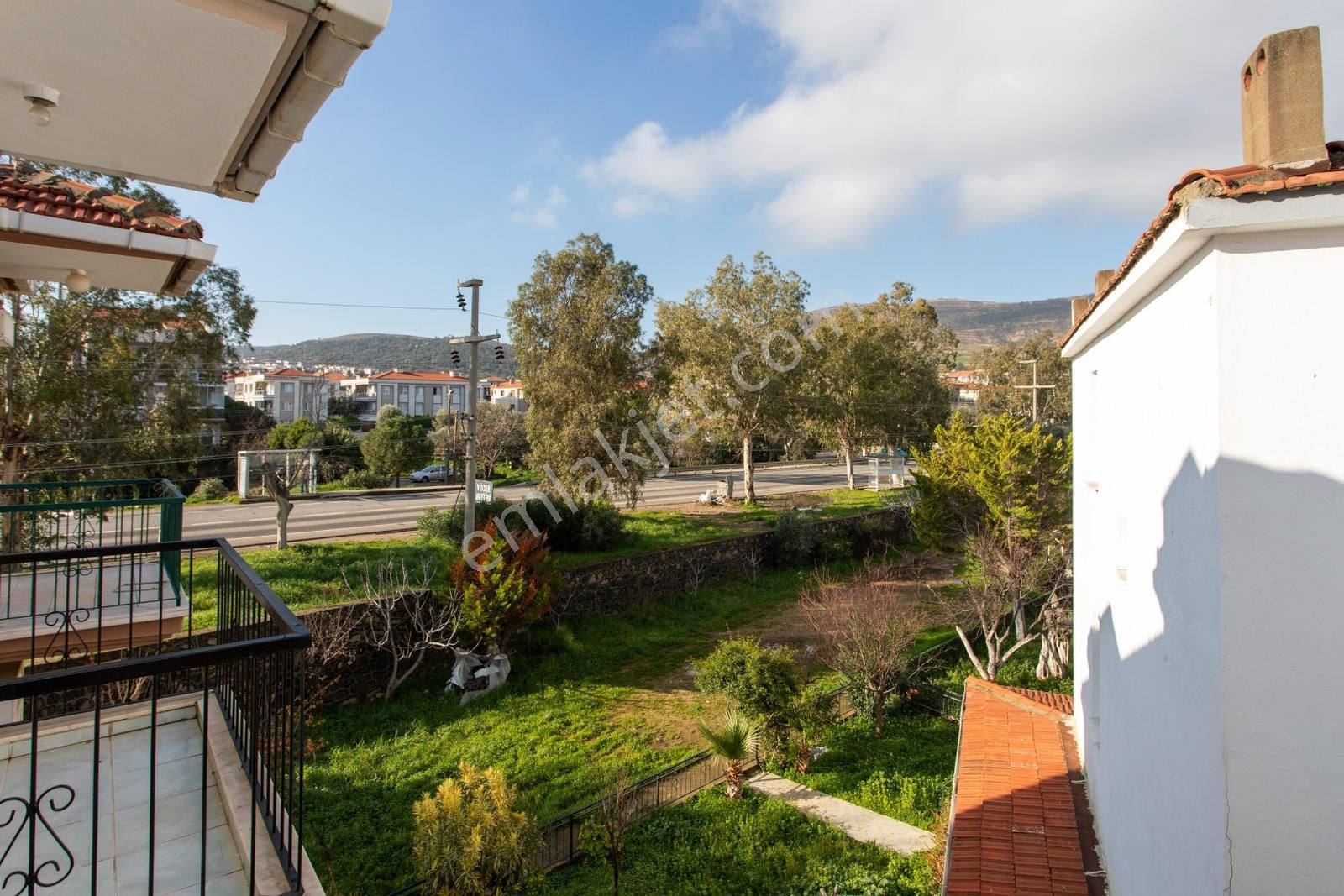 Yenifoça Merkezi Konumda Satılık 3+1 Tripleks Villa - Görsel 22