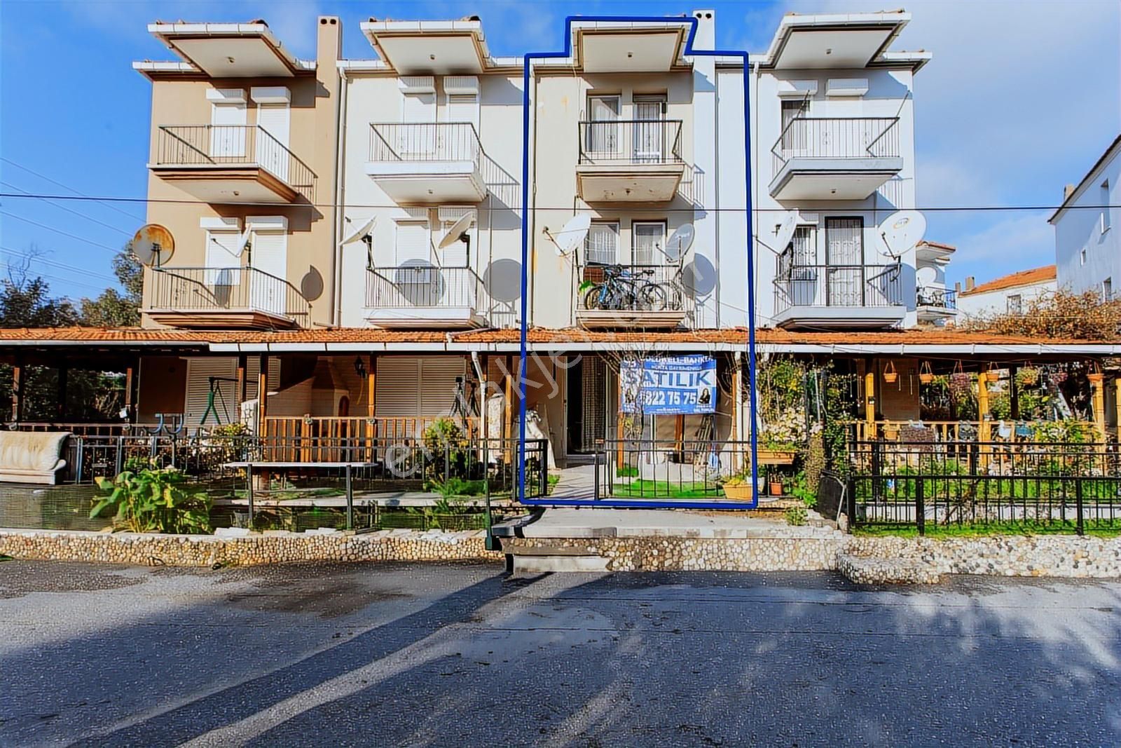 Yenifoça Merkezi Konumda Satılık 3+1 Tripleks Villa - Görsel 24