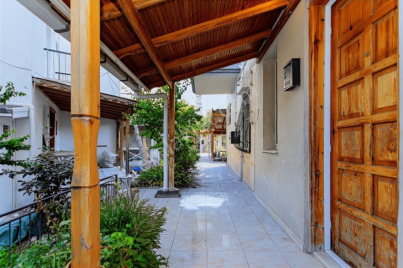 Yenifoça Merkezi Konumda Satılık 3+1 Tripleks Villa - Görsel 5