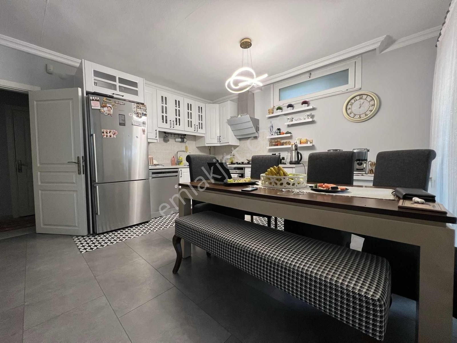 Çengelköy Ata-2 Sitesinde Bakımlı 350 M2 Triplex Tekli Villa - Görsel 32