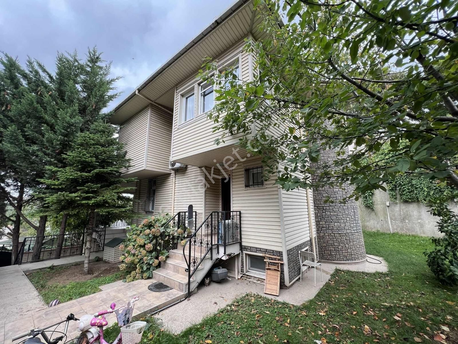 Çengelköy Ata-2 Sitesinde Bakımlı 350 M2 Triplex Tekli Villa