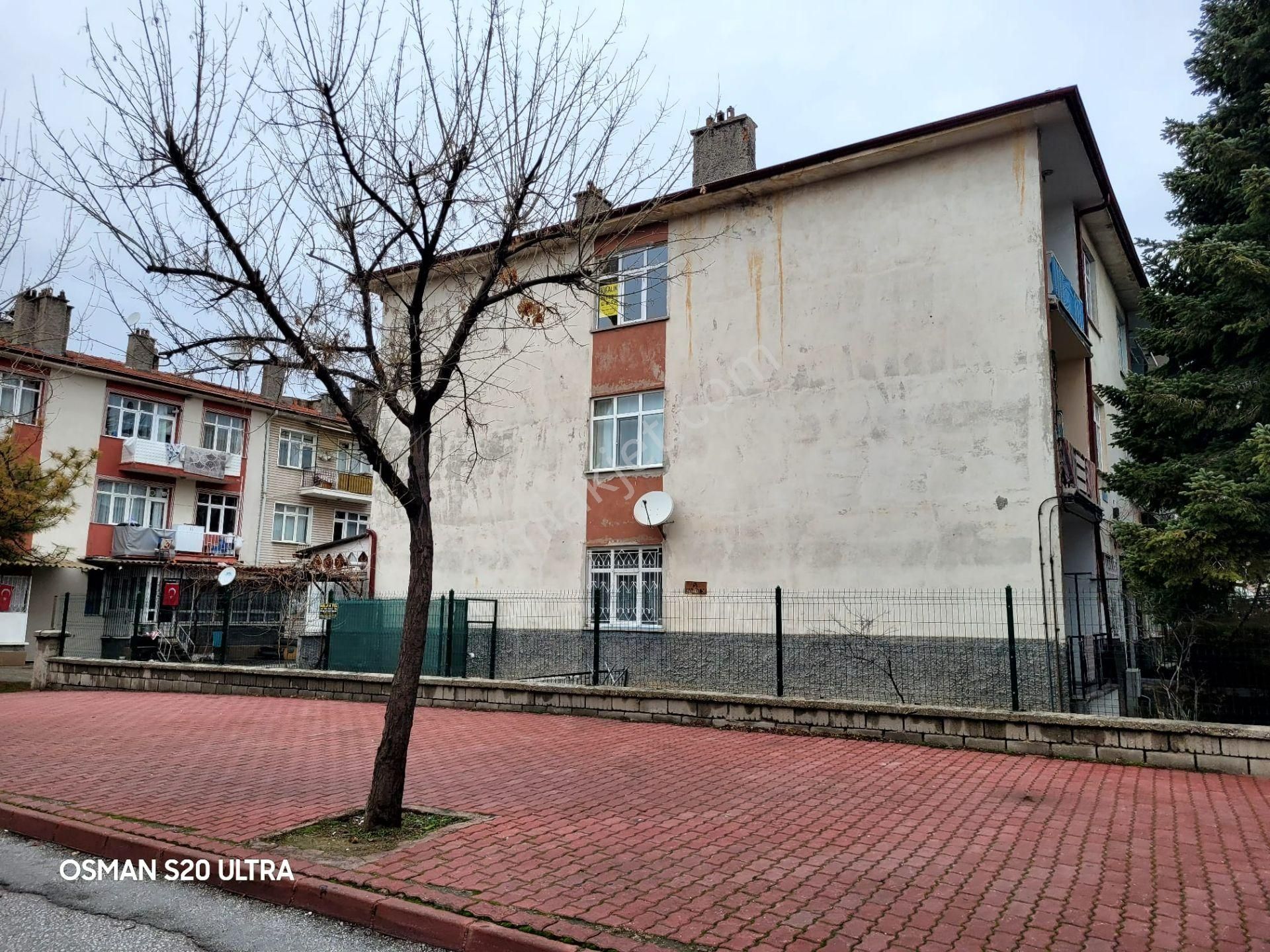 Cumhuriyet'te Cadde Ve Cami Cepheli Güney Doğu Batı﻿ 3+1 Bakımlı - Görsel 2