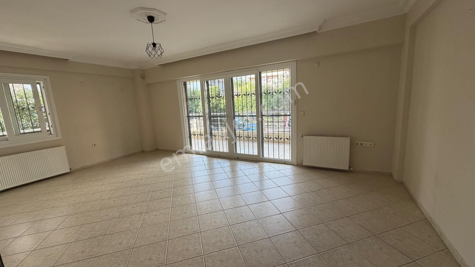 Çıldır Mahallesinde Giriş Kat 3+1 Kapalı Mutfak Daire