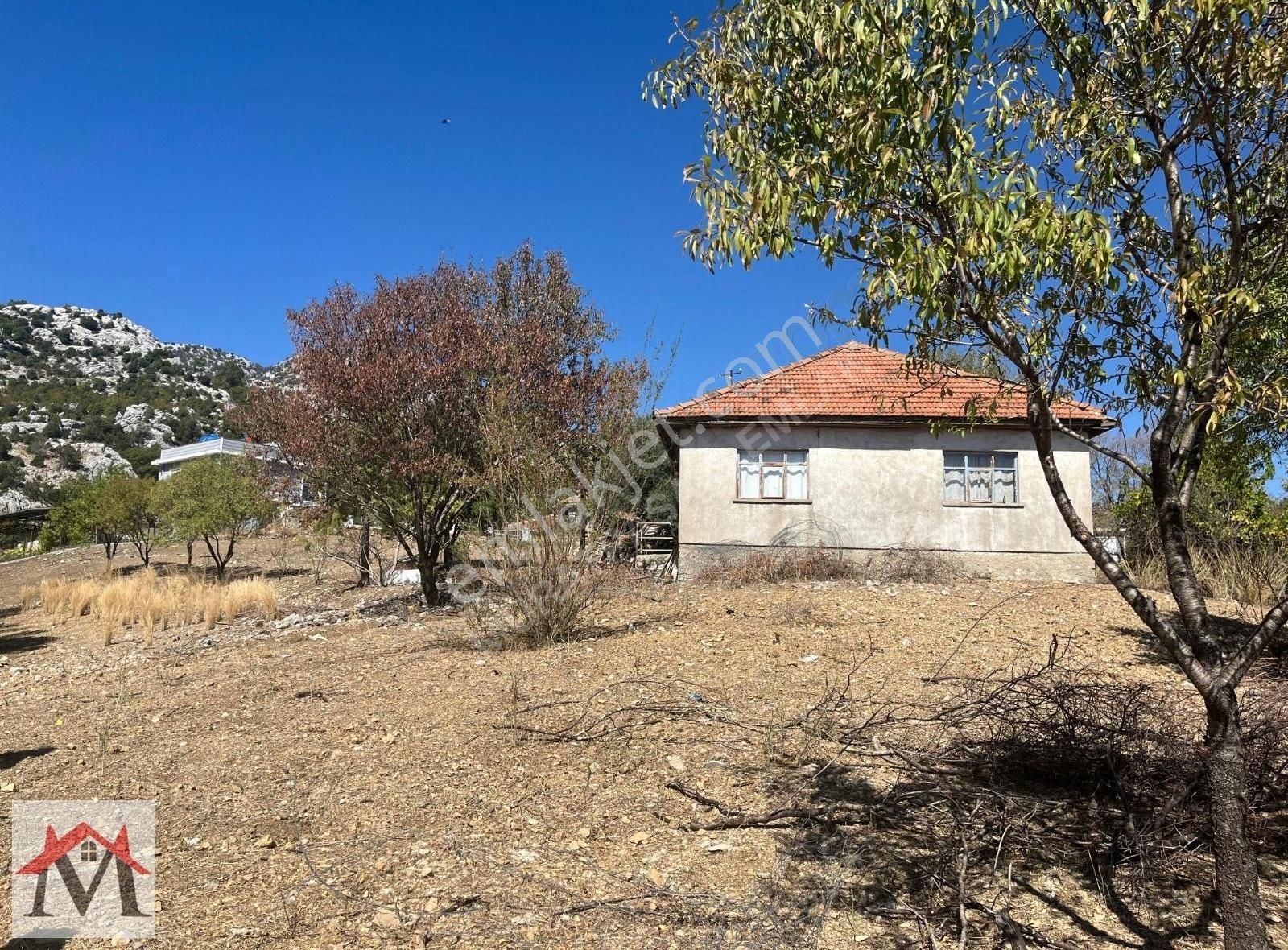 Bucak Kızılsekide İçerisinde 2 Adet Ev Bulunan 4413m2 Tarla