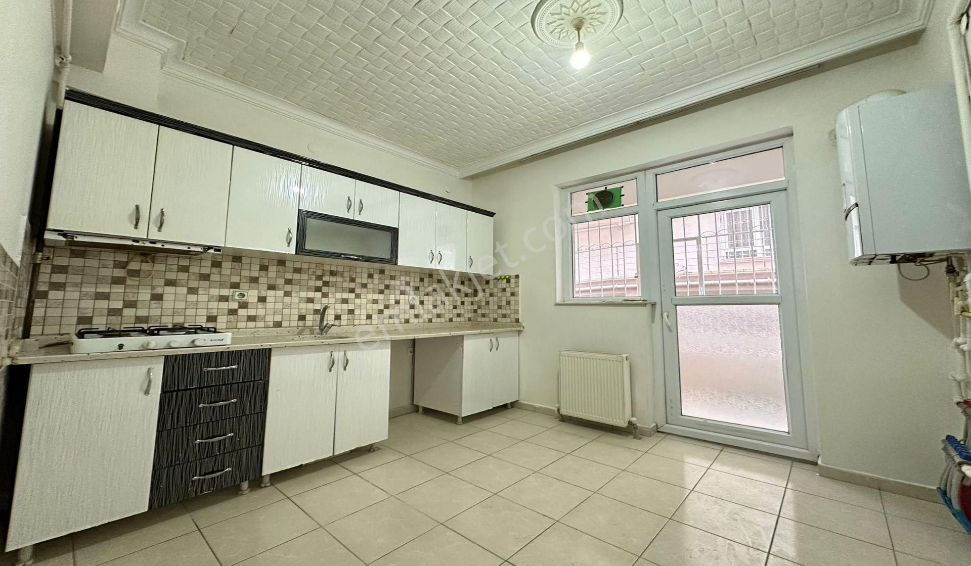 Yayla Cuma Pazarı Yakını 3+1 Giriş Kat Konumunda Asansörlü Genç Bina - Görsel 2