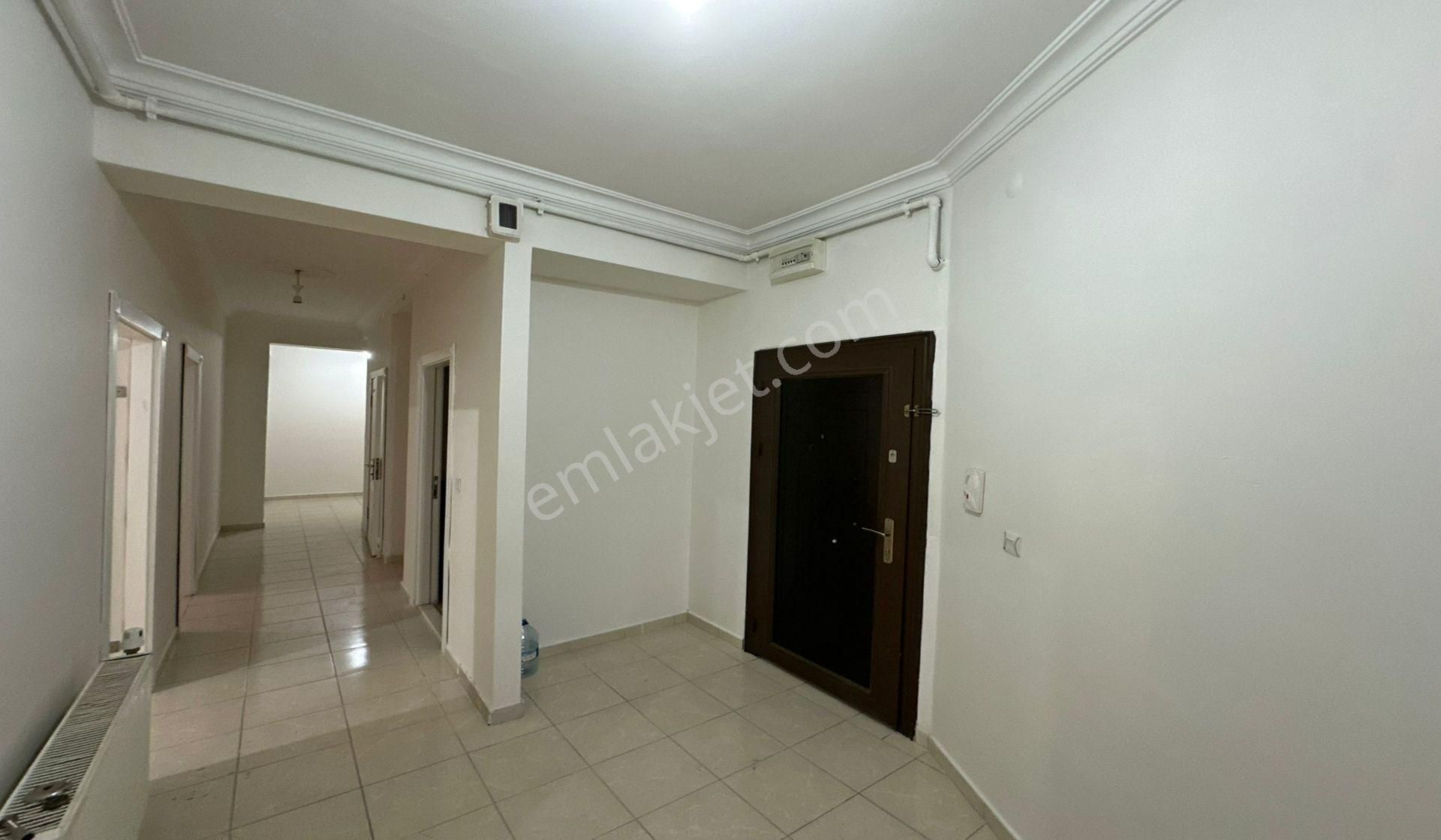 Yayla Cuma Pazarı Yakını 3+1 Giriş Kat Konumunda Asansörlü Genç Bina - Görsel 24