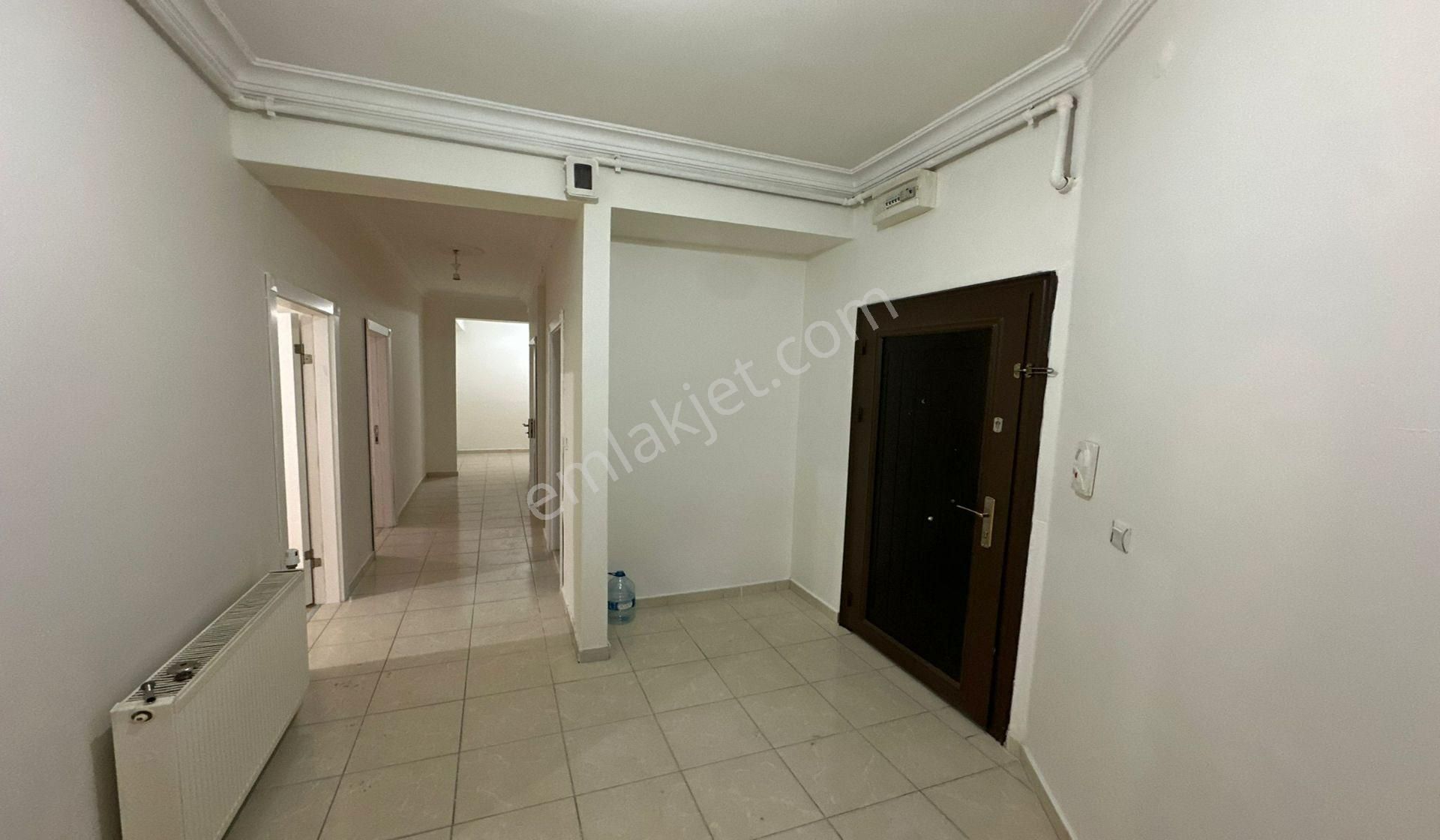 Yayla Cuma Pazarı Yakını 3+1 Giriş Kat Konumunda Asansörlü Genç Bina - Görsel 22