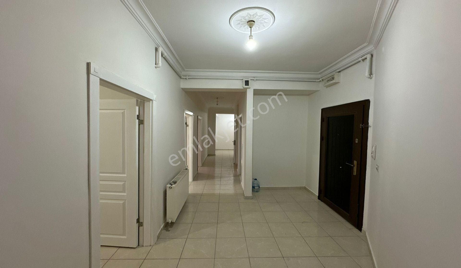 Yayla Cuma Pazarı Yakını 3+1 Giriş Kat Konumunda Asansörlü Genç Bina - Görsel 23