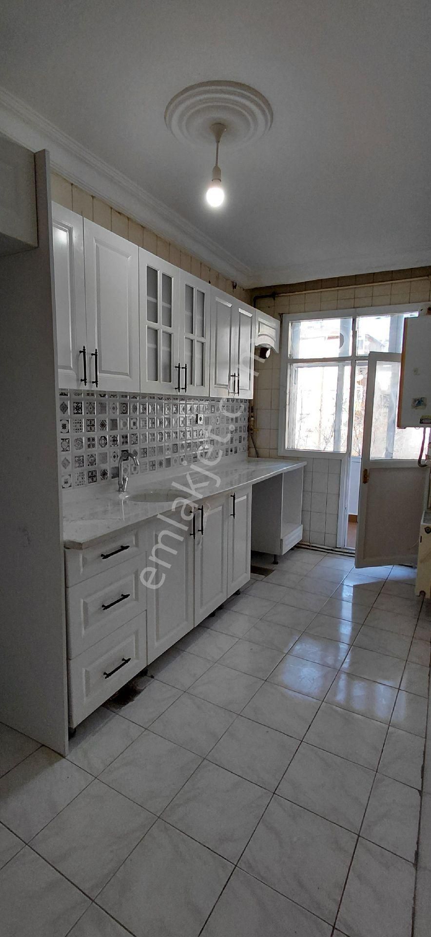 S.evler Merkezde Metrobüse 7dk.3+1 130m2 Full Yapılı Lüx Arakat 3.kat Fırsat Saire