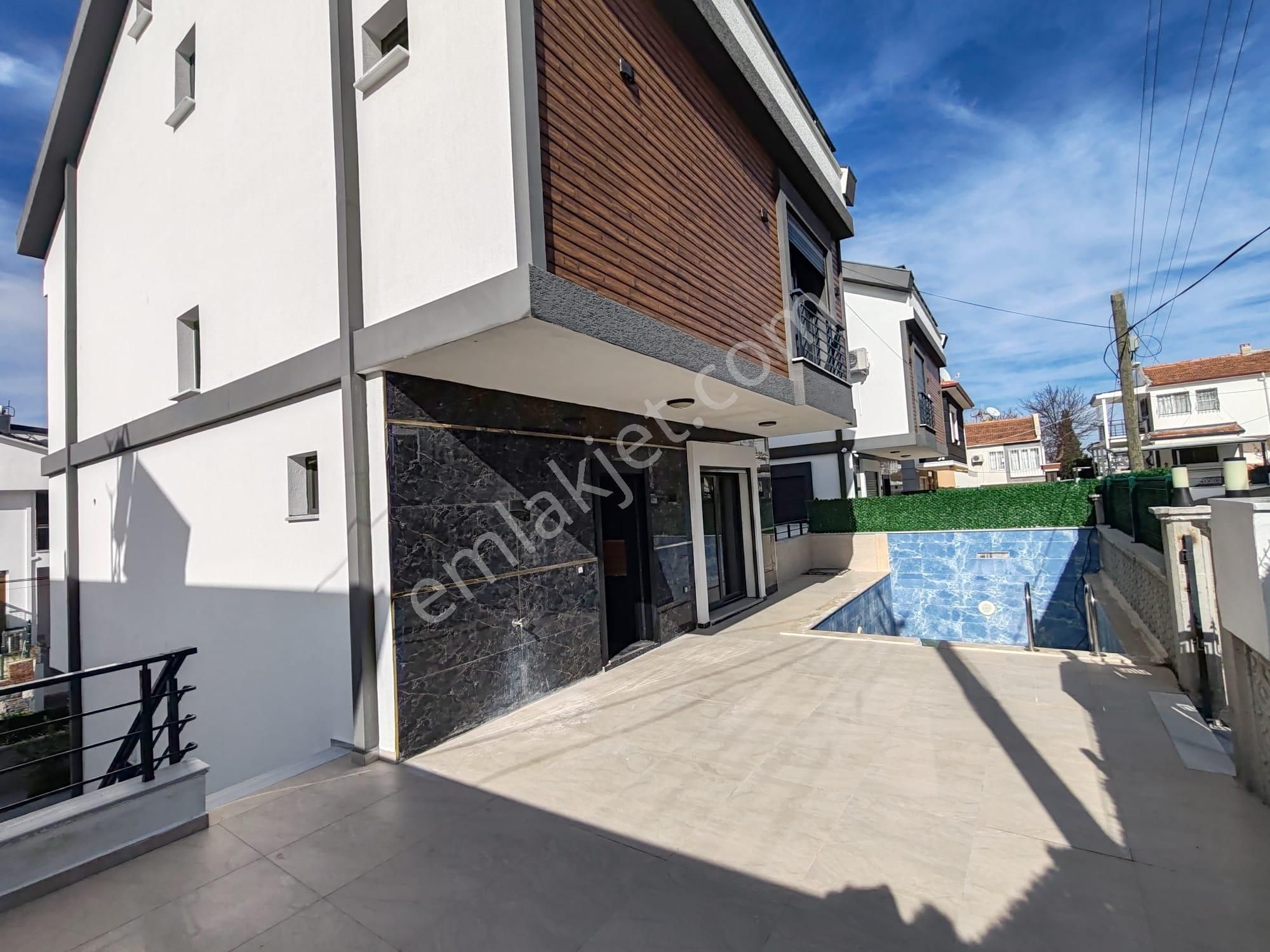 Didim'de 4+1 Müstakil Villa (altı Da Daire 1+1) Denize 450m Mesafede