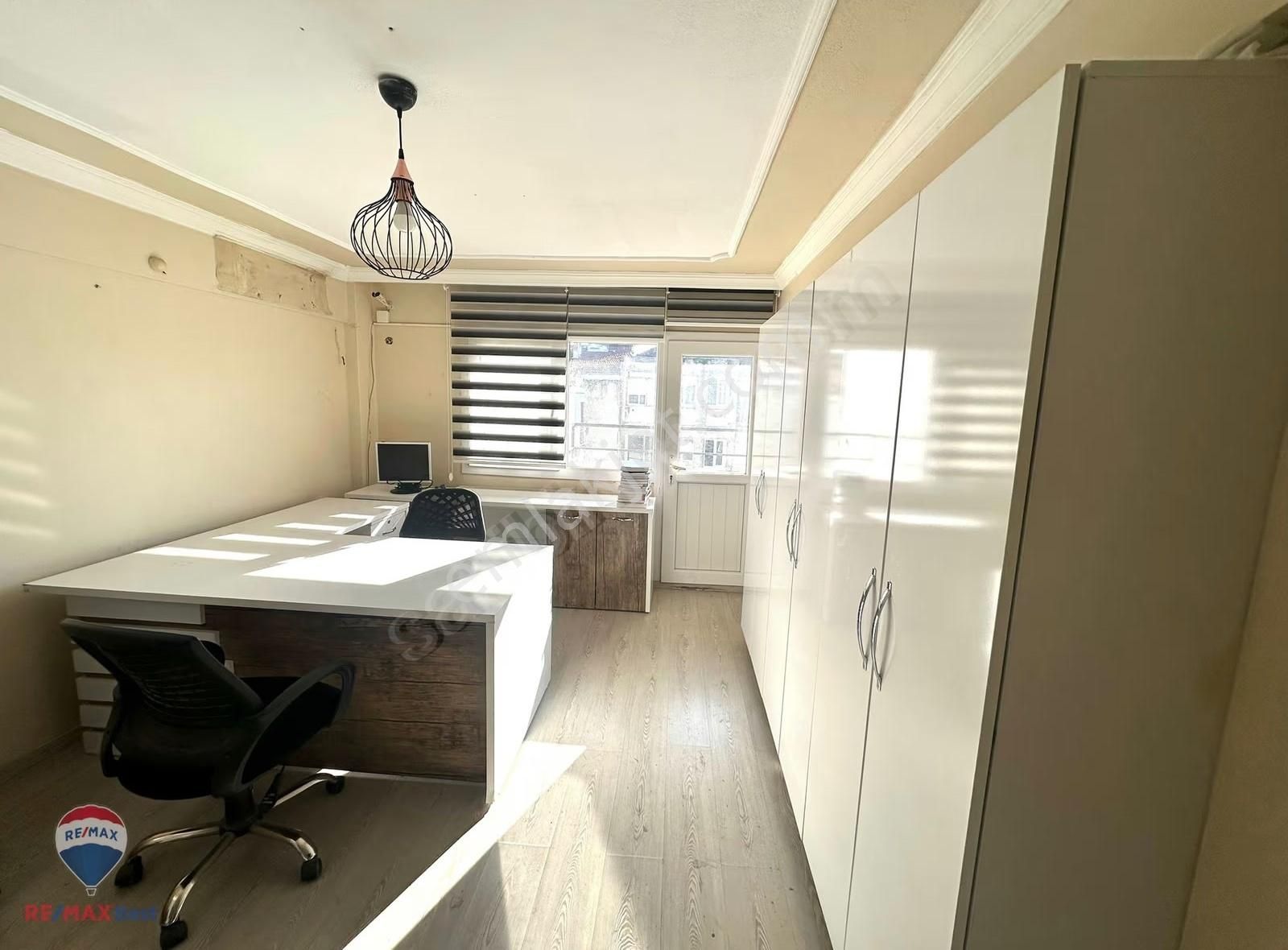 44 Karşıyaka Çarşı'da Eşyalı Asansörlü Kiralık Ofis - Görsel 12