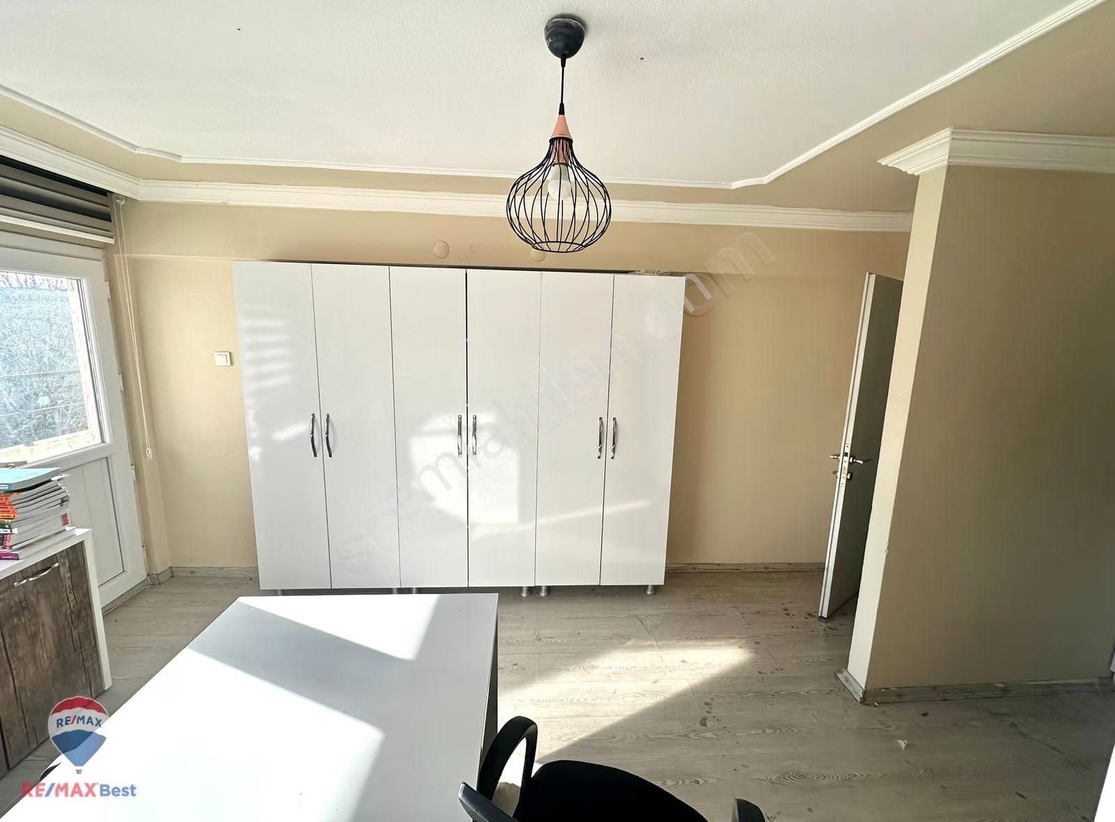 44 Karşıyaka Çarşı'da Eşyalı Asansörlü Kiralık Ofis - Görsel 8