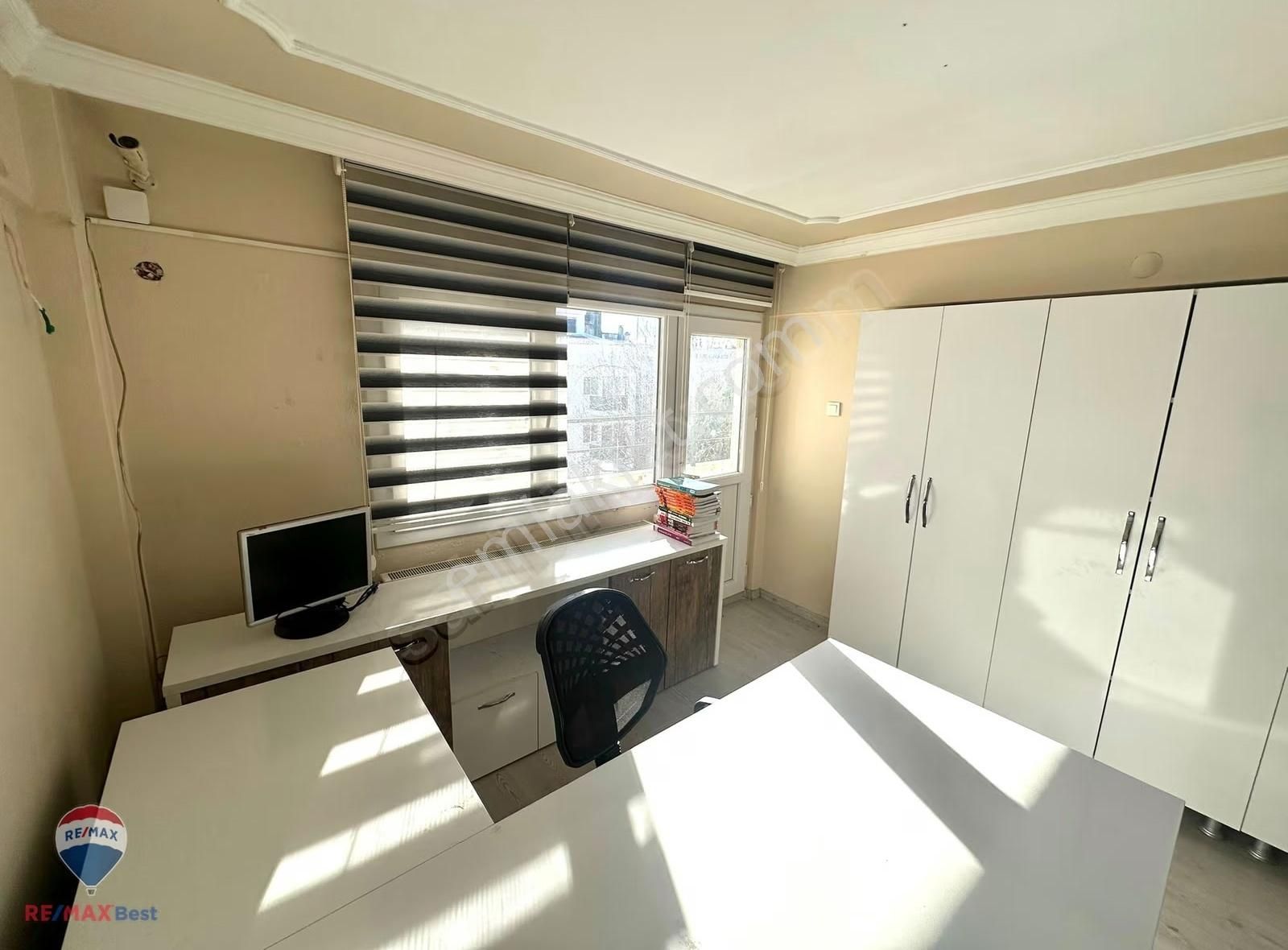 44 Karşıyaka Çarşı'da Eşyalı Asansörlü Kiralık Ofis - Görsel 18