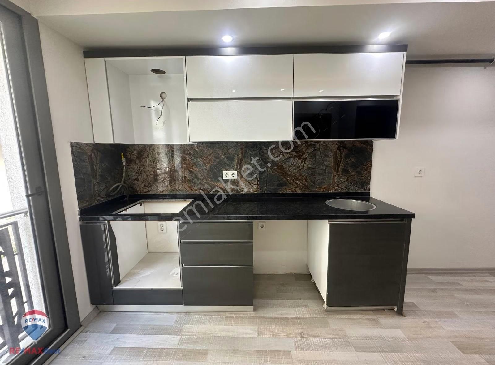 9 Demirköprü'de Ordu Bulvarı Yakını 1+1 Satılık Daıre - Görsel 11