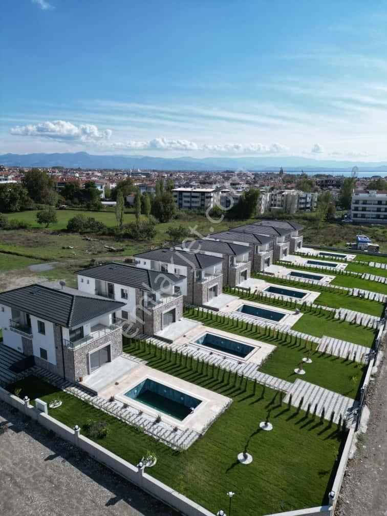 Eu Gayrimenkulden Balıkesir Edremit Akçayda 600 Metrekare Arsa İçinde Tek Müstakil Havuzlu