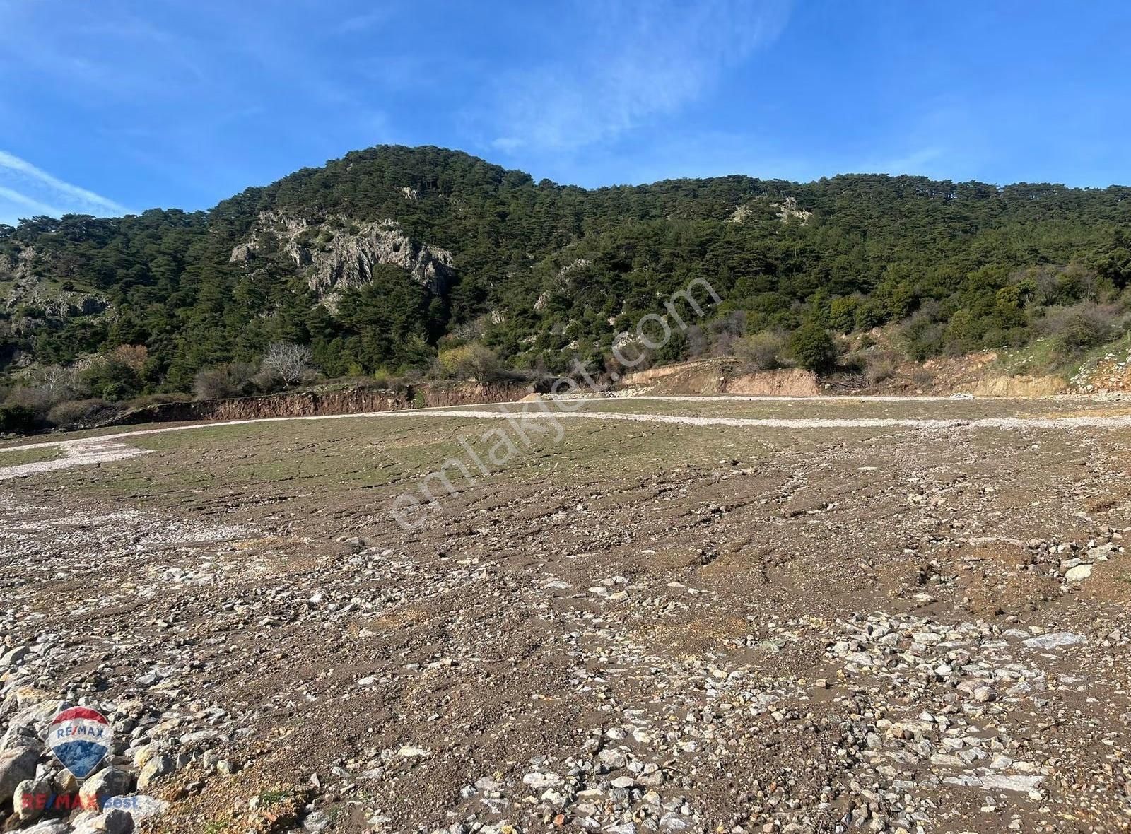 27 Bornova Çamıçı Köyü'nde Satılık Tarla