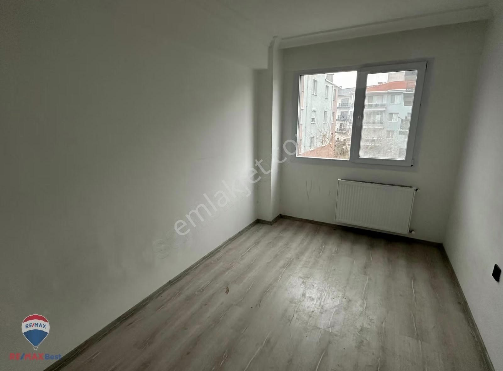 84 Seyrekte Havuzlu Sıtede 1+1 Kıralık Daıre - Görsel 8