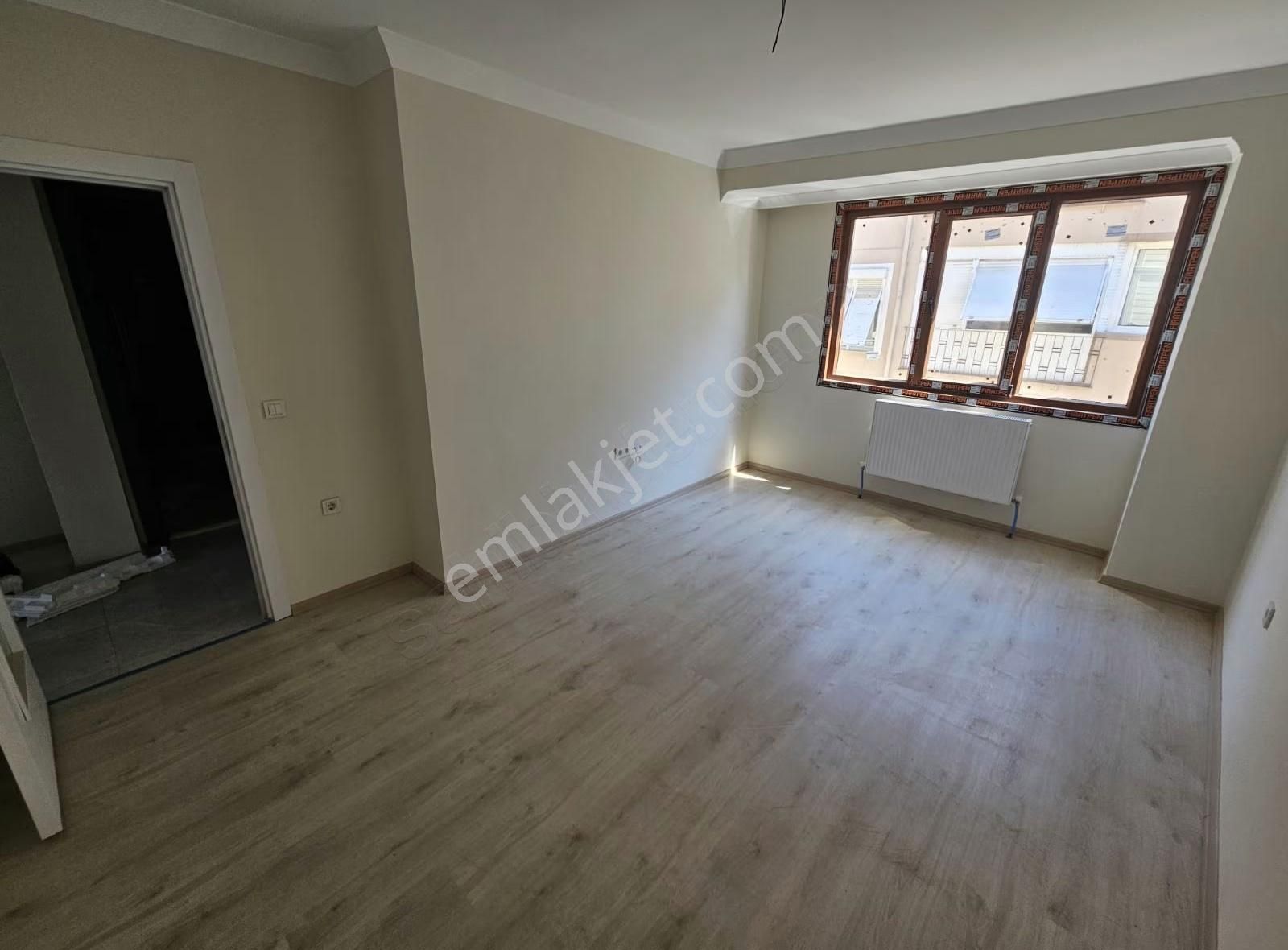 Üsküdar Belediye Karşısı 2+1 Yeni Sıfır Bina Cuma Pazarı İçinde