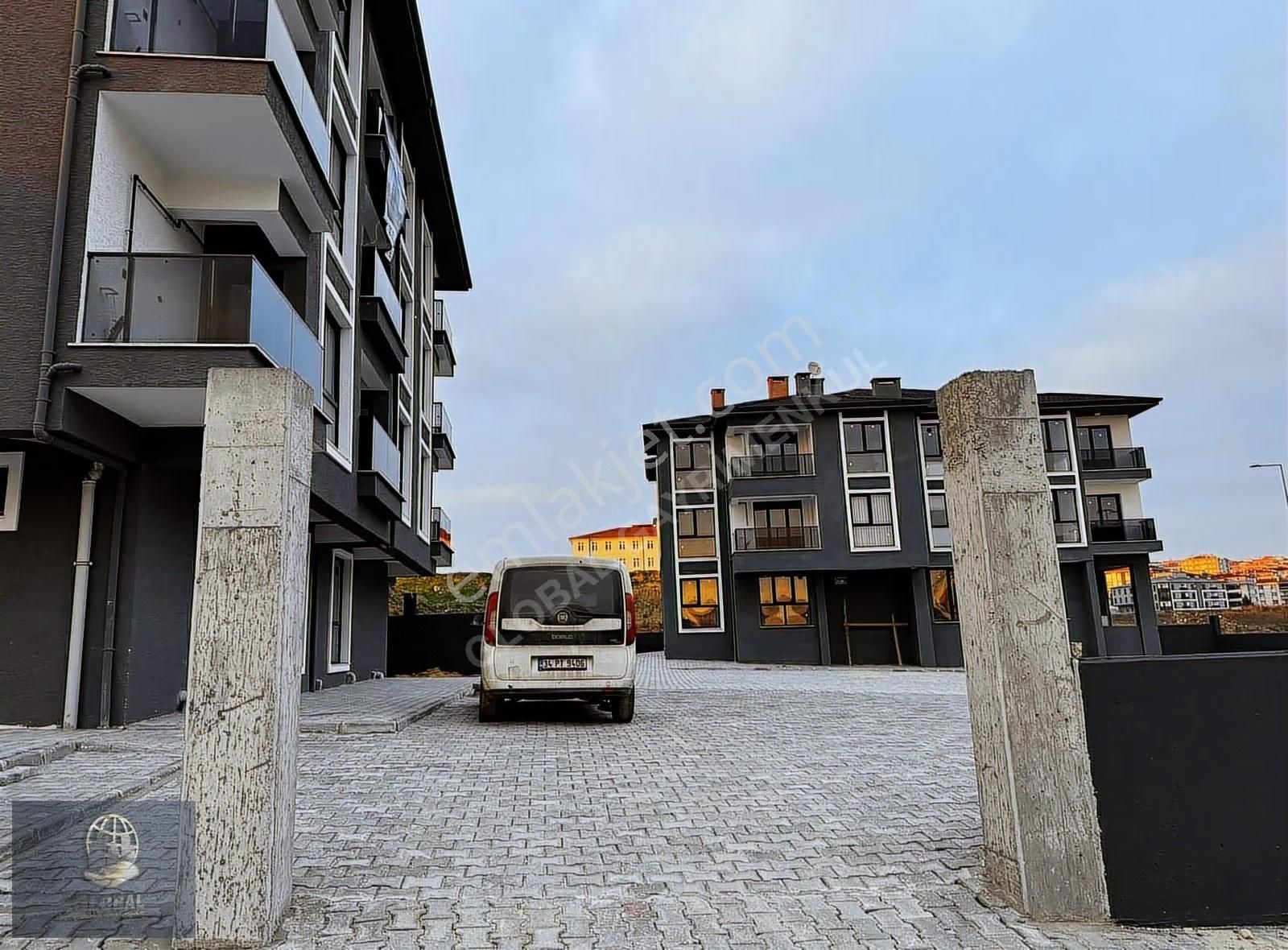 Çorlu Rumeli Mahallesi İsmet Paşa Bulvarında Havuzlu Sitede 1+1