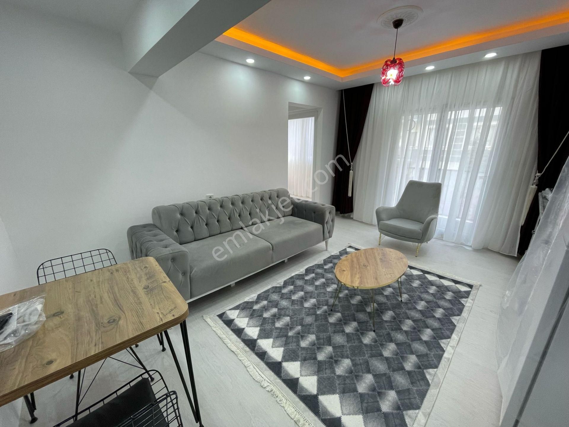 Özmecaz'dan Kınıklı'da Üniversite Yürüme Mesafesin'de 2+1 Arakat Full Eşyalı Lüks Apart