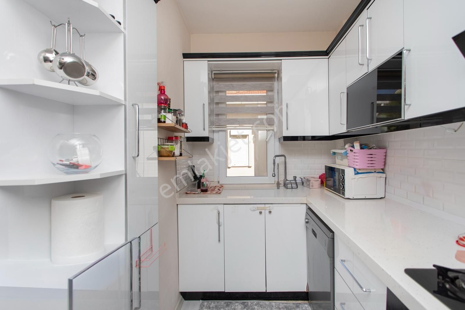 Foça Atatürk Mah. Satılık Tadilatlı 3+1 Daire - Görsel 2