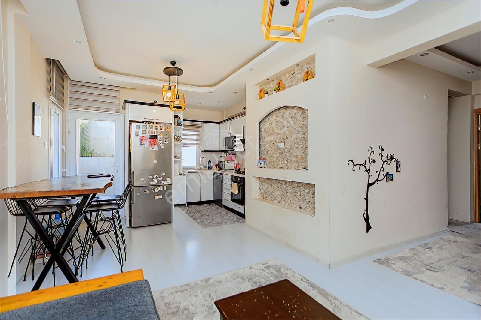 Foça Atatürk Mah. Satılık Tadilatlı 3+1 Daire - Görsel 4