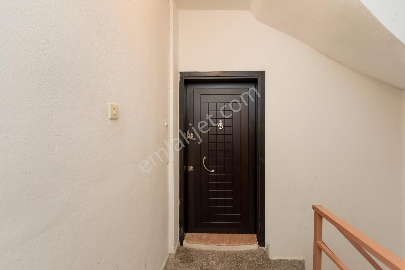 Foça Atatürk Mah. Satılık Tadilatlı 3+1 Daire - Görsel 3