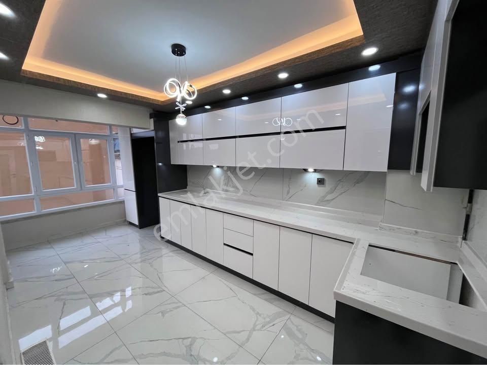 Beylikdüzü Cumhuriyet Mh. Metrobüse Yakın 5 Dk Mesafede 2+1 Dairemiz...