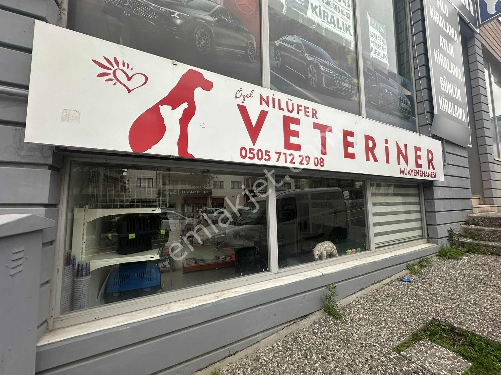 İhsaniye Kanuni Caddesinde Köşe Dükkan