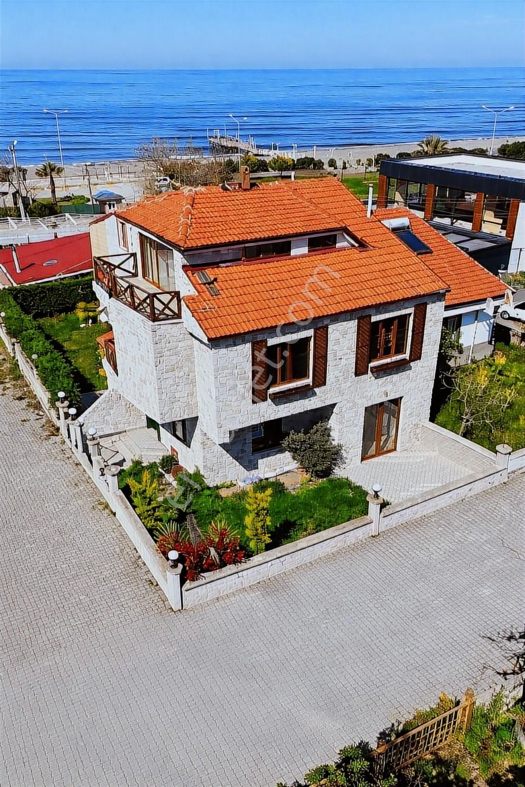 Kocaali Yalıda Denize 1. Parsel 3+1 Manzaralı Tripleks Villa