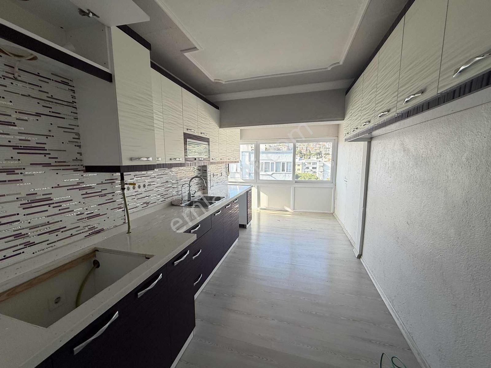 Mega Emlaktan Çarşı Merkezde Kiralık 3+1 Daire - Görsel 3