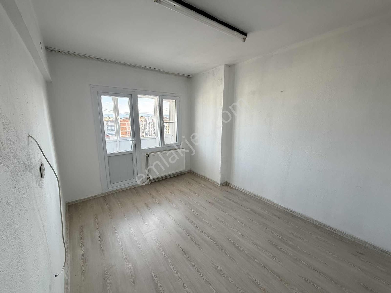 Mega Emlaktan Çarşı Merkezde Kiralık 3+1 Daire - Görsel 10