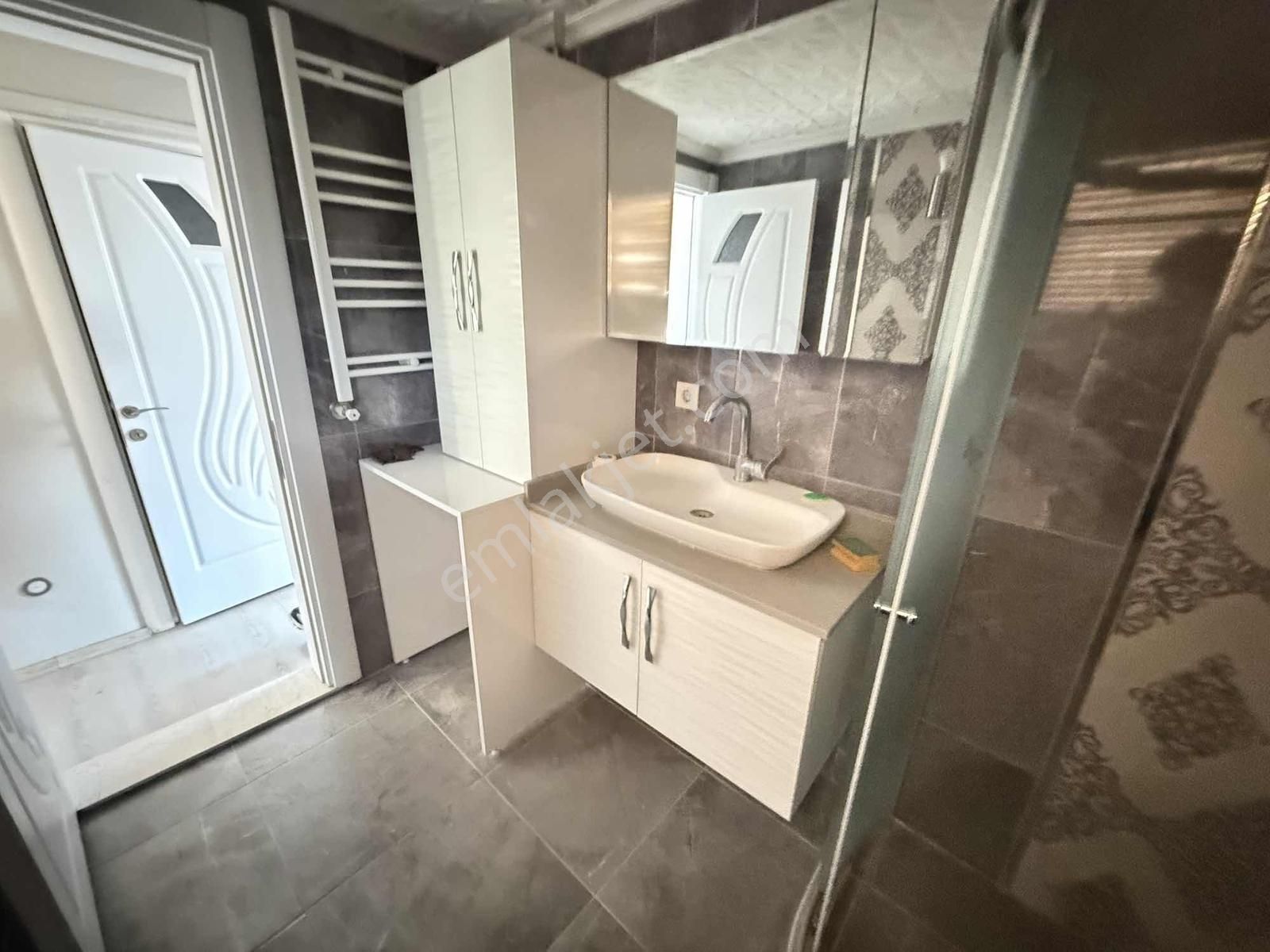 Mega Emlaktan Çarşı Merkezde Kiralık 3+1 Daire - Görsel 7