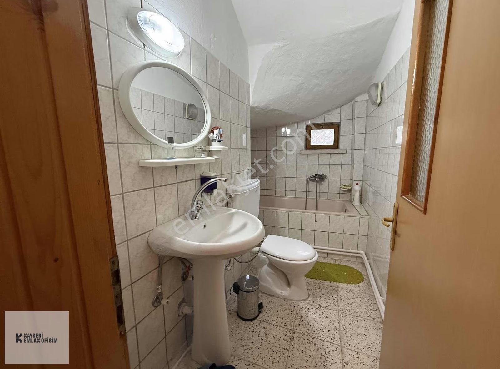 Muhteşem Konumu İle Erenköy Mahallesinde 1000 M² Arsa Ve 2+1 Ev - Görsel 6