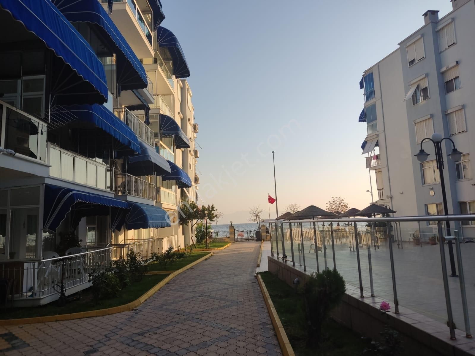 Yakamoz Emlak'tan Kumla'da Satılık Denize Sıfır Havuzlu1+1 Daire - Görsel 5