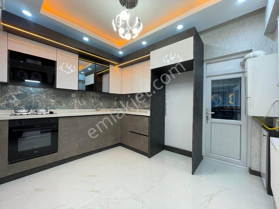 Beylikdüzü Yakuplu Mah. Metrobüse Yakın Mesafede 2+1 Daire..