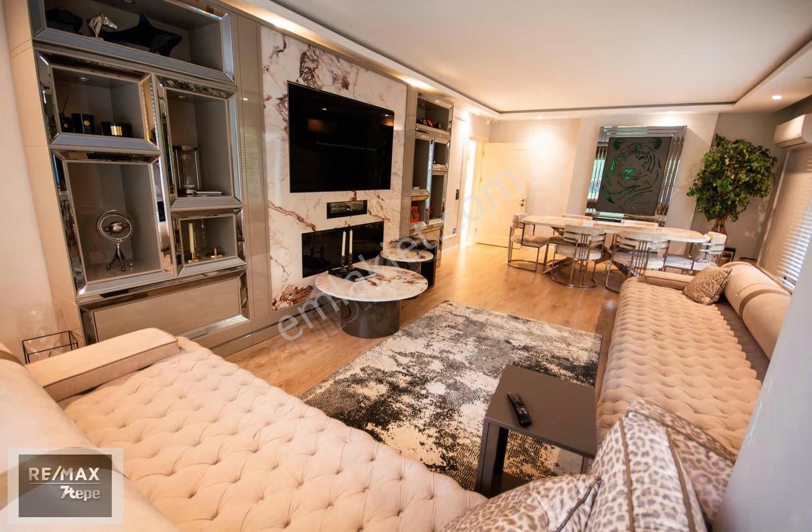 Florya'da Mimari Dekorasyonlu 4+1 Satılık Daire