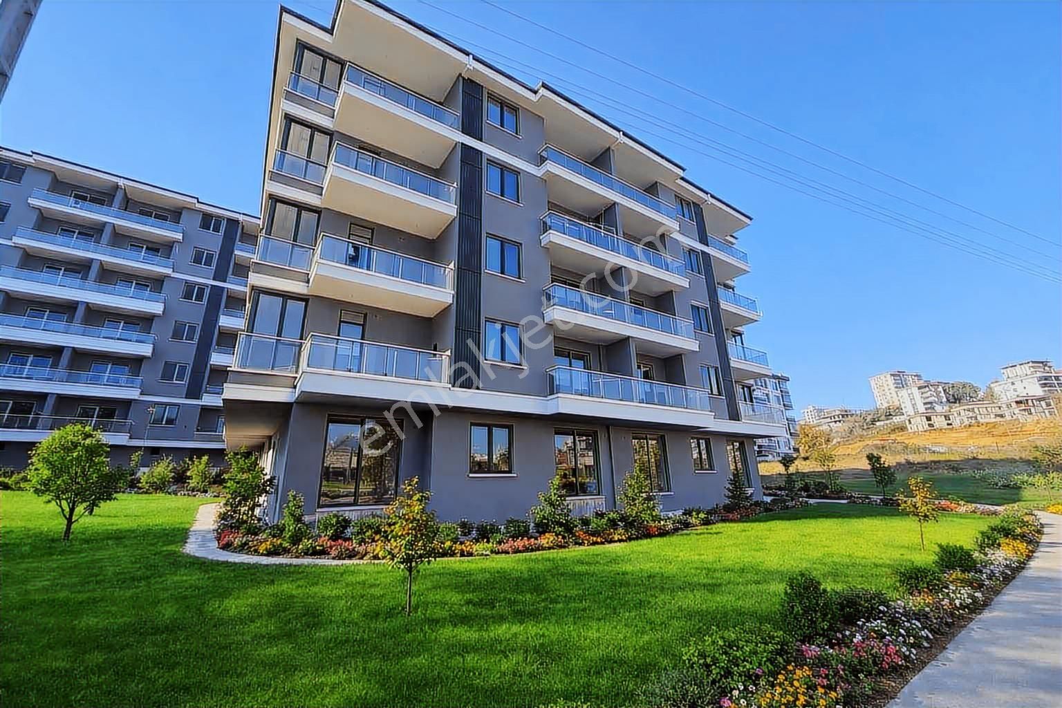 Havuzlu Sitede Villa Tadında Özel Bahçe Alanlı 1+1 Lüks Daire