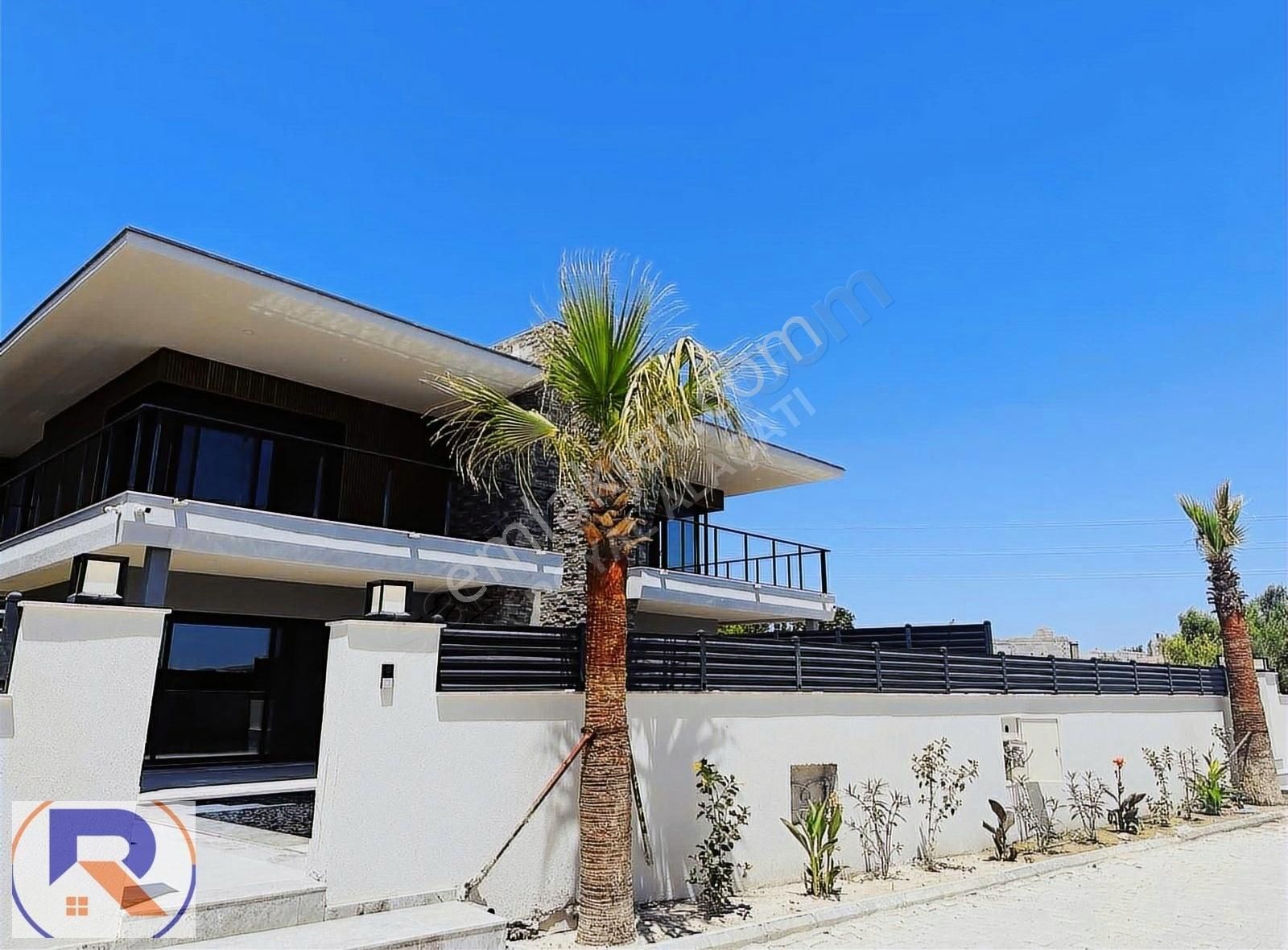 Alaçatı Da 4+1 Sıfır Müstakil Havuzlu Satılık Villa Royalden