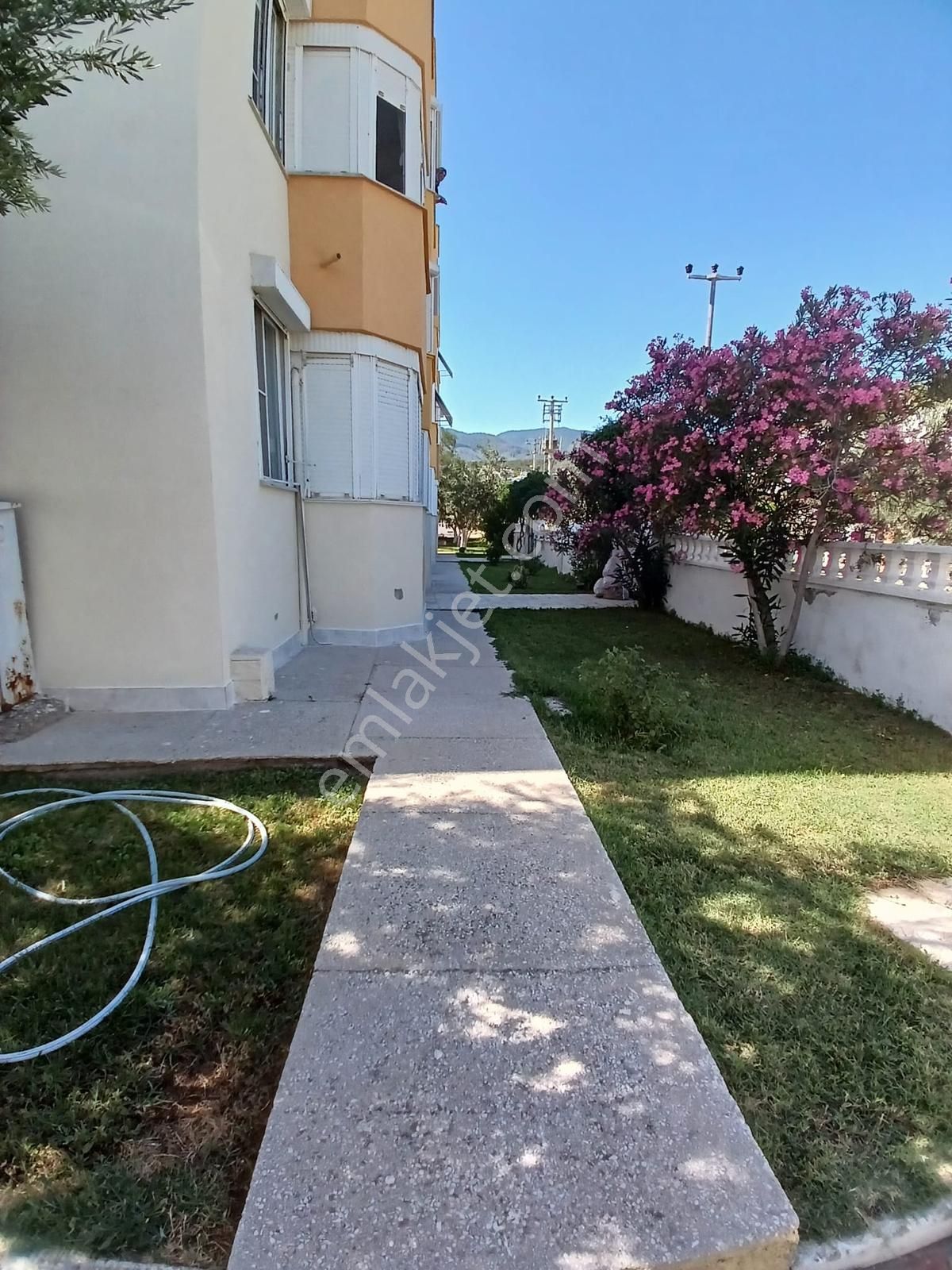 Mira Gm'den Avcılar Mev. Denize 150 M, Bakımlı 2+1 Daire Satılık