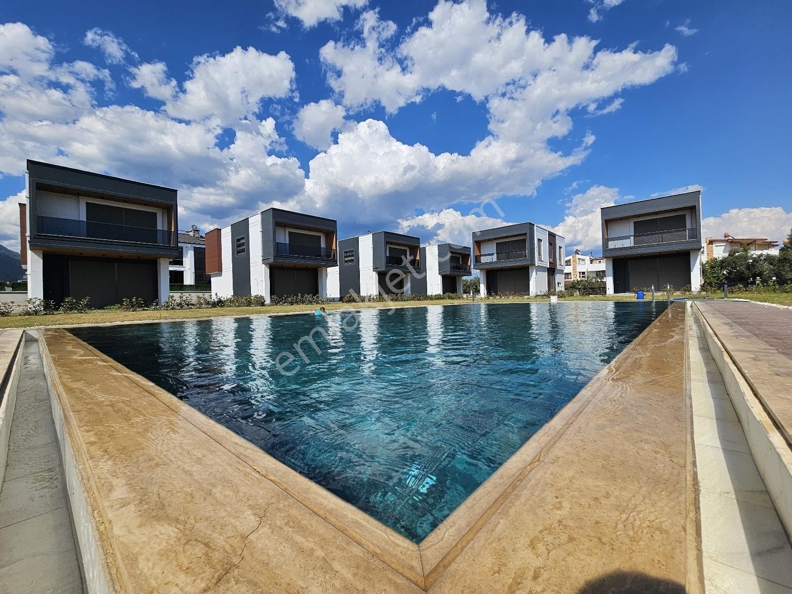 Eu Gayrimenkulden Site İçerisinde Havuzlu Tek Müstakil 3+1 Villa