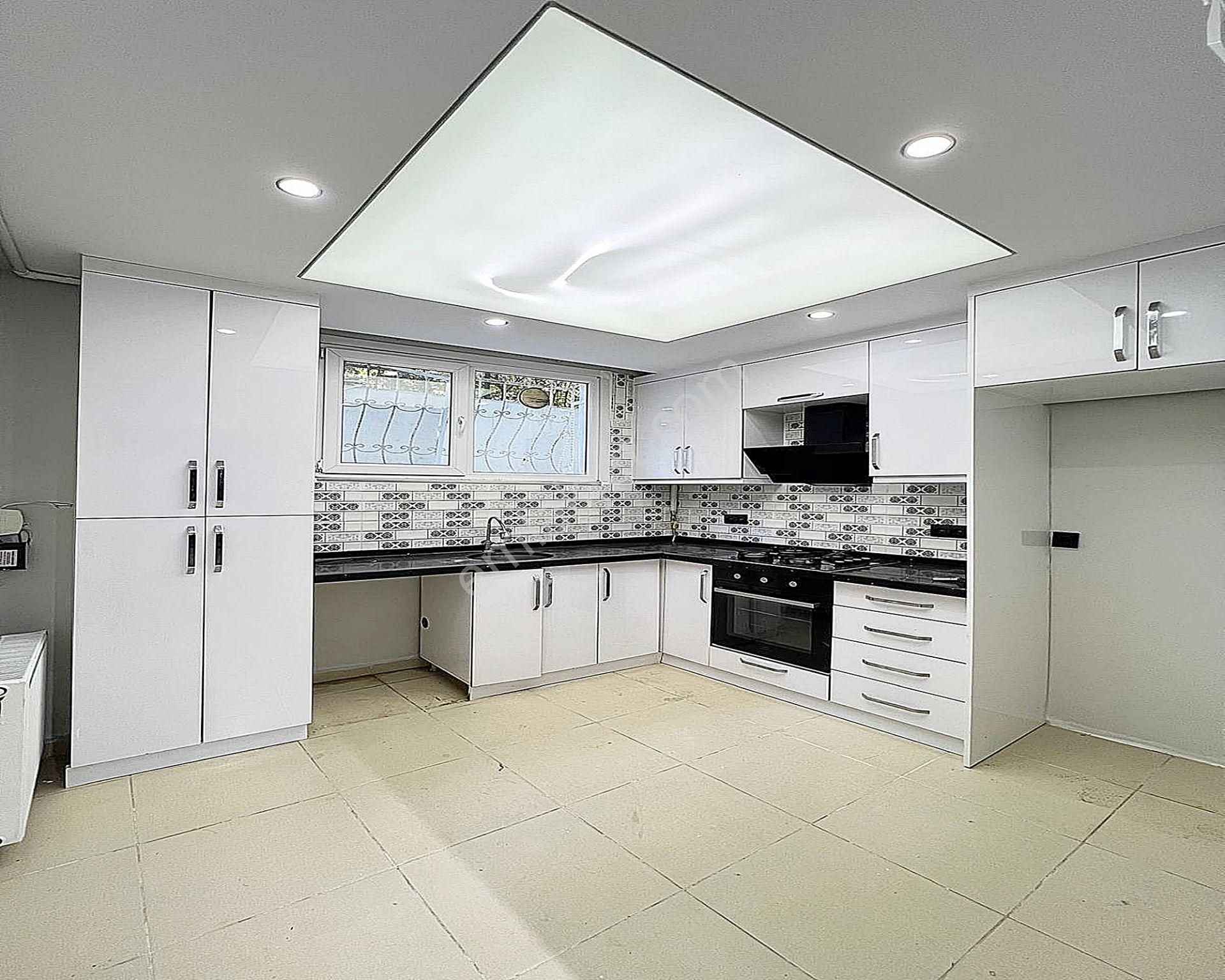 Metrobüse Çok Yakın Acil Satılık 2+1 Bahçe Katı Yüksek Kredi İmkanı İle !