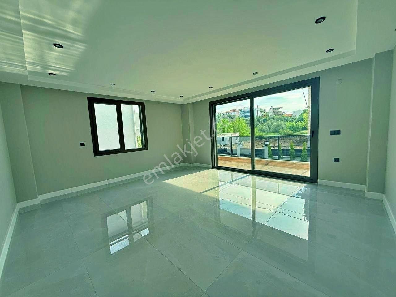 Uytundan Akçay'da Özel Otoparklı Sıfır 3+1 Lüks Villa - Görsel 24