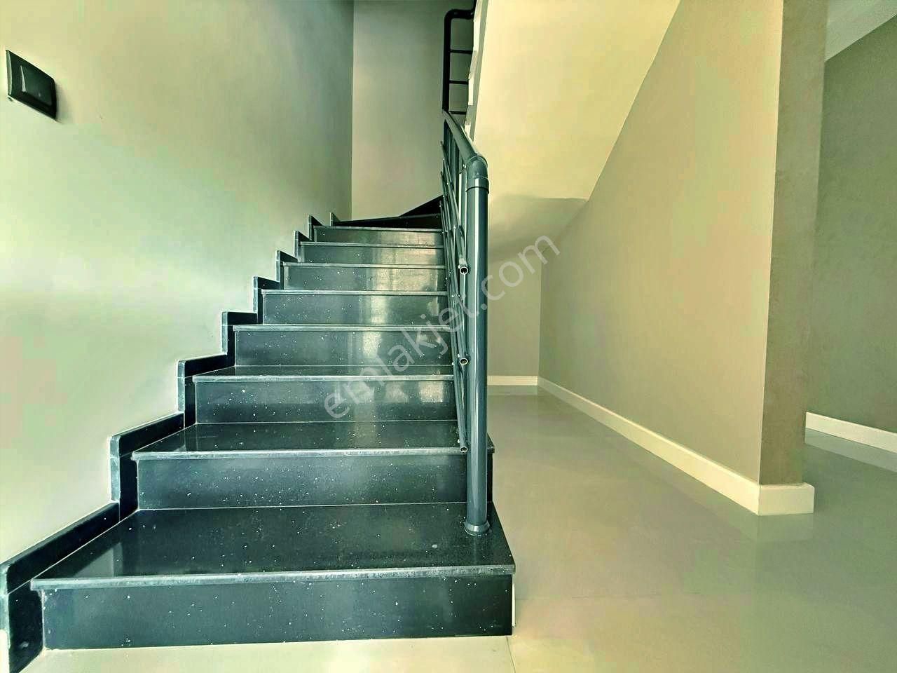 Uytundan Akçay'da Özel Otoparklı Sıfır 3+1 Lüks Villa - Görsel 28