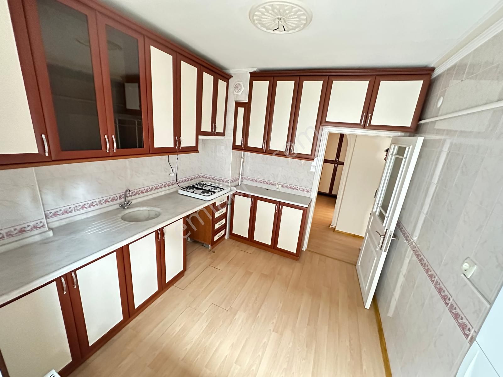 Aktepe Yakını Orta Katta Asansörlü 3+1