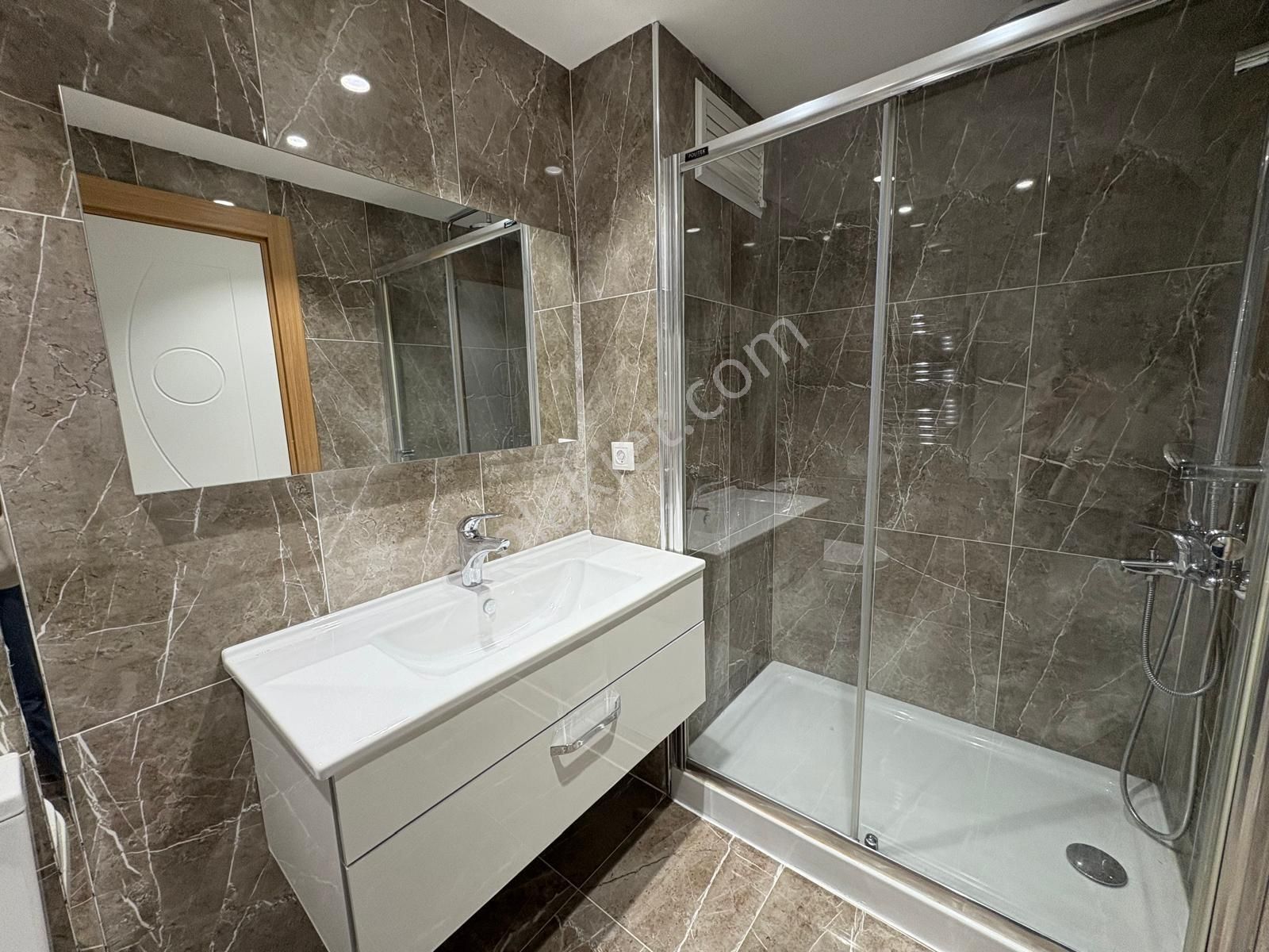 Bosna Hersekte Sosyal Tesisli Site İçinde Kiralık Daire - Görsel 21